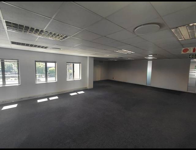 371M² OFFICE TO LET IN LYME PARK
